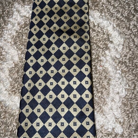 Lands end tie  - Picture 2 of 3